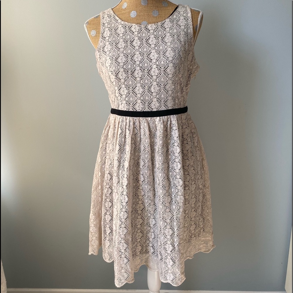Forever 21 Black and Cream Lace Dress